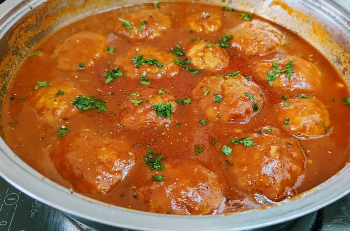 Pulpety w sosie pomidorowym: Odkryj najlepsze dodatki i zaskocz smakiem!