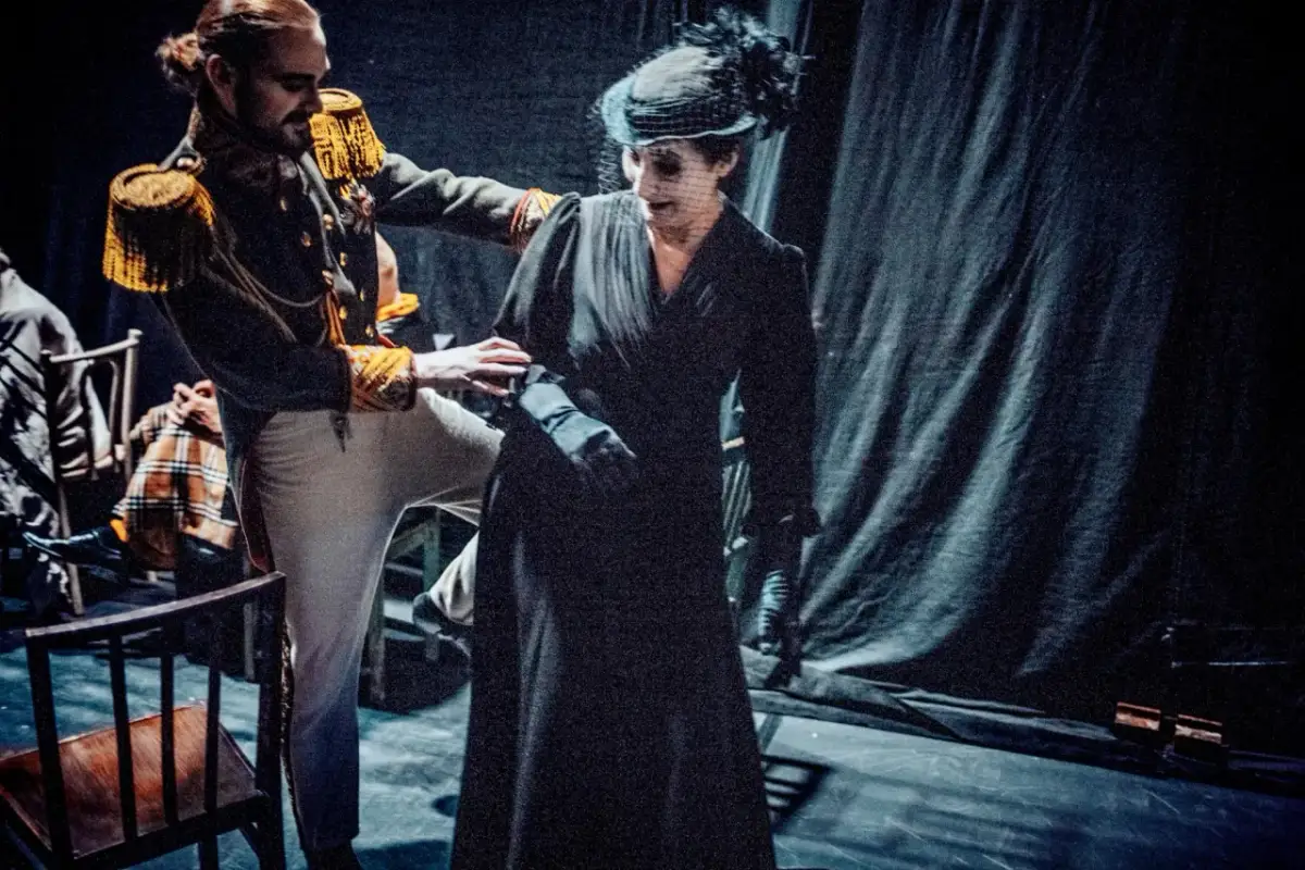 Czego nie widać w Teatrze Wybrzeże – absurd i krytyka w teatrze