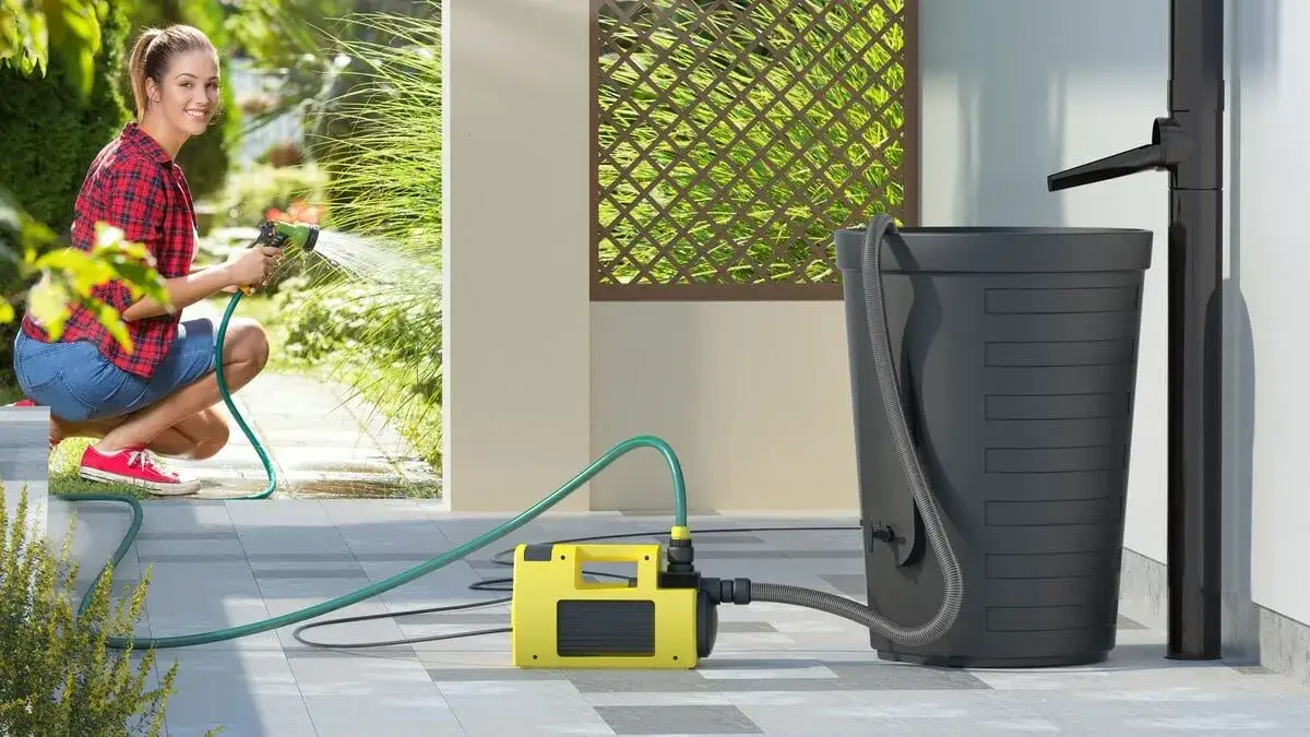 Jak zbierać deszczówkę z rynny i uniknąć marnowania wody