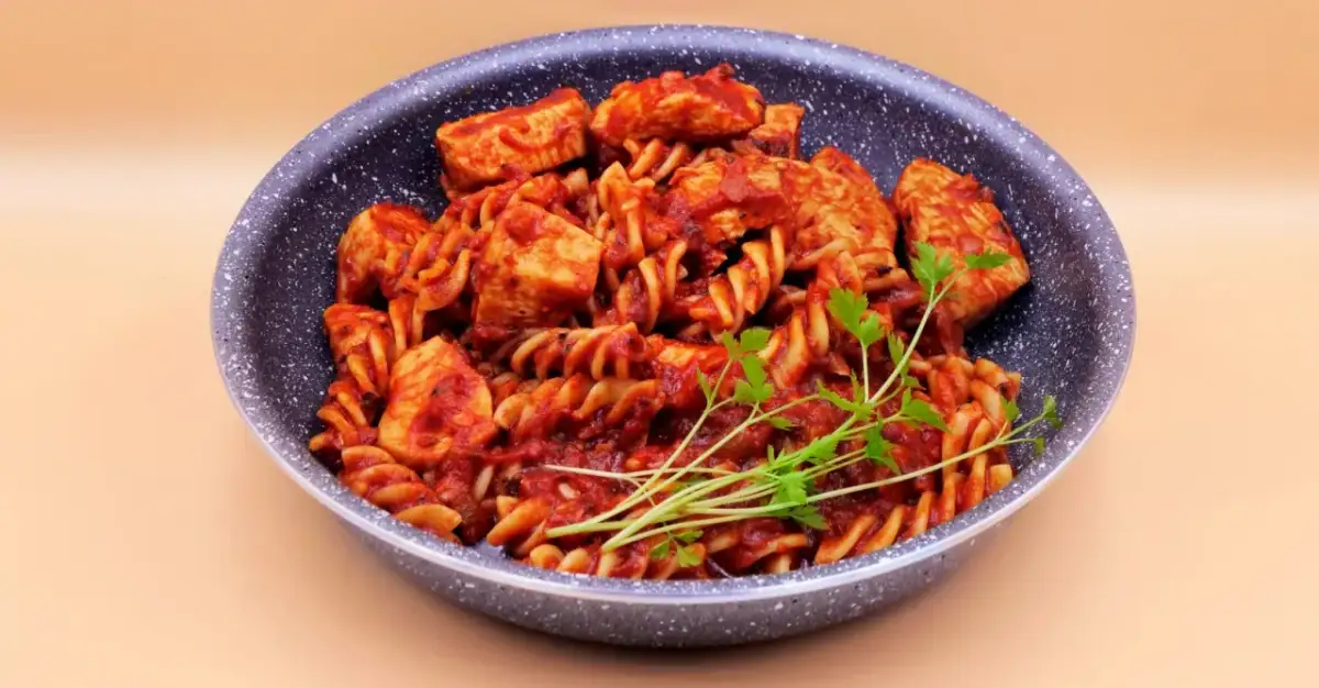 Jaki sos do makaronu z kurczakiem? Odkryj najlepsze przepisy i smaki