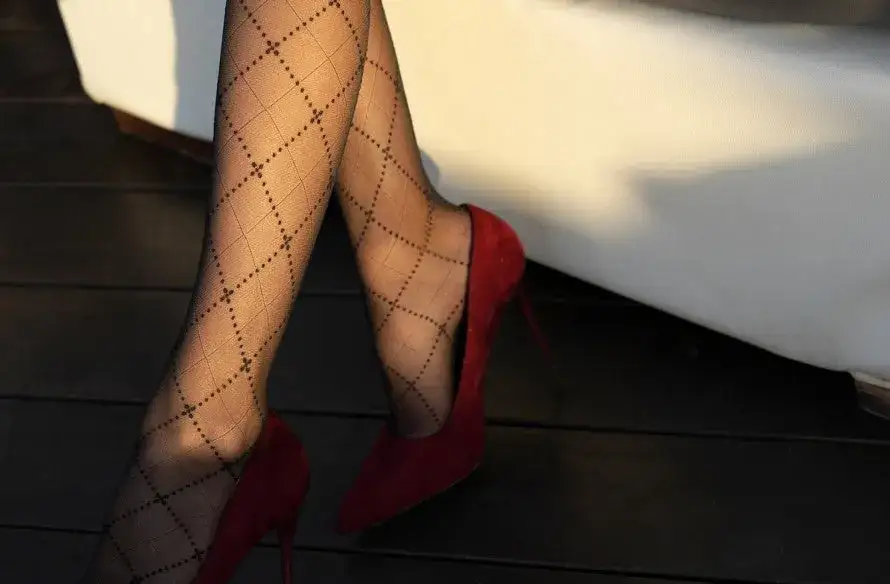 Jakie rajstopy do czerwonych szpilek, aby uniknąć modowej wpadki?