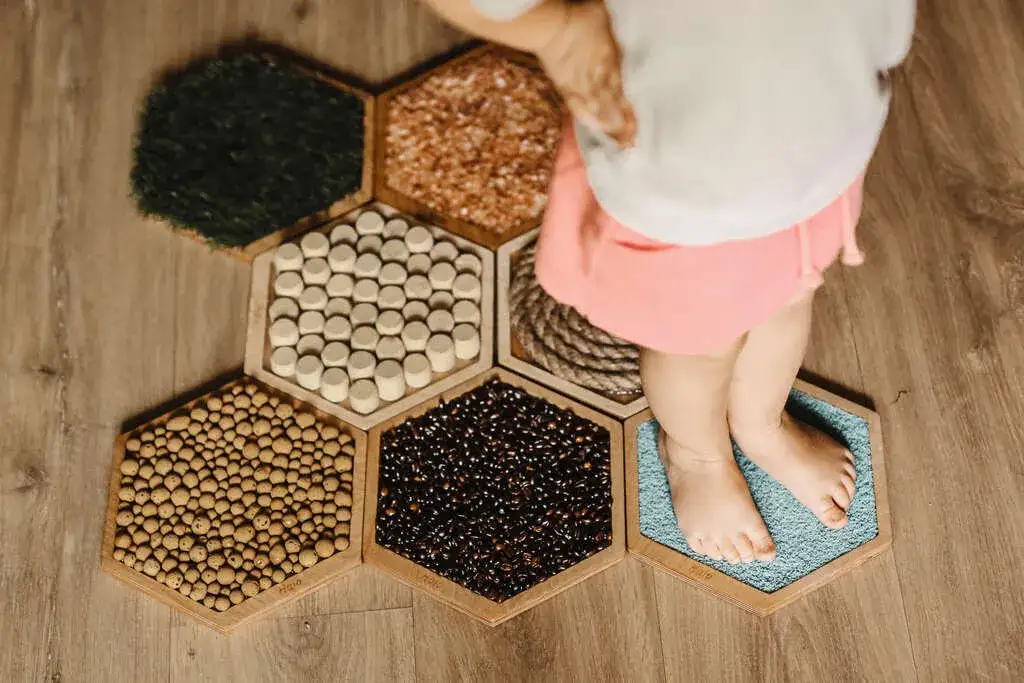 Panele sensoryczne dla dzieci – jak wspierają rozwój i naukę?