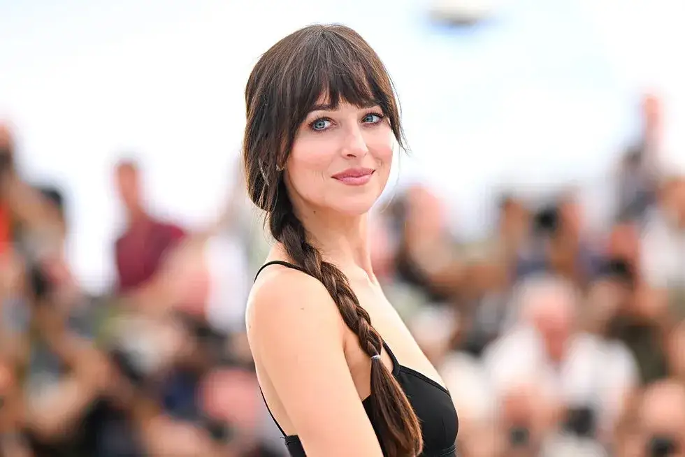 Jakie fryzury do wysokiego czoła skutecznie zamaskują niedoskonałości