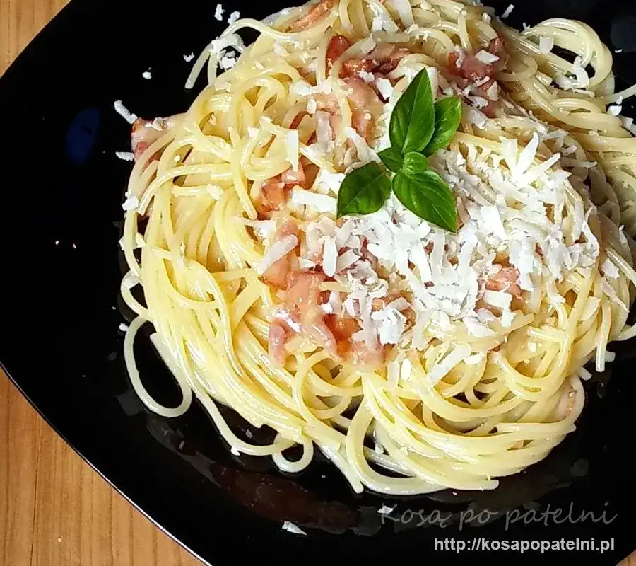 Carbonara w 15 minut: Prosty przepis bez śmietany i jajecznicy