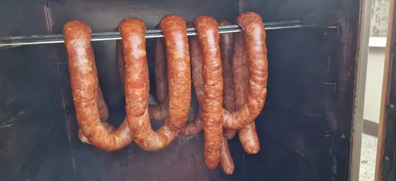 Przepis na domową kiełbasę: Smak dzieciństwa od dziadka