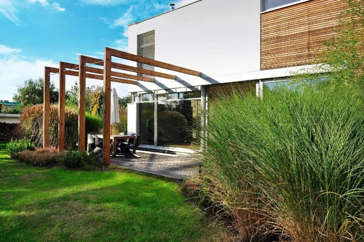 Jak zagospodarować teren wokół tarasu, aby stworzyć wymarzoną przestrzeń