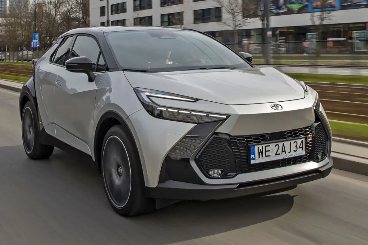 Nowa Toyota C-HR w kolorze srebrnym pędzi po mieście. Zastanawiasz się, ile kosztuje nowa Toyota C-HR? Ten stylowy crossover zachwyca designem.