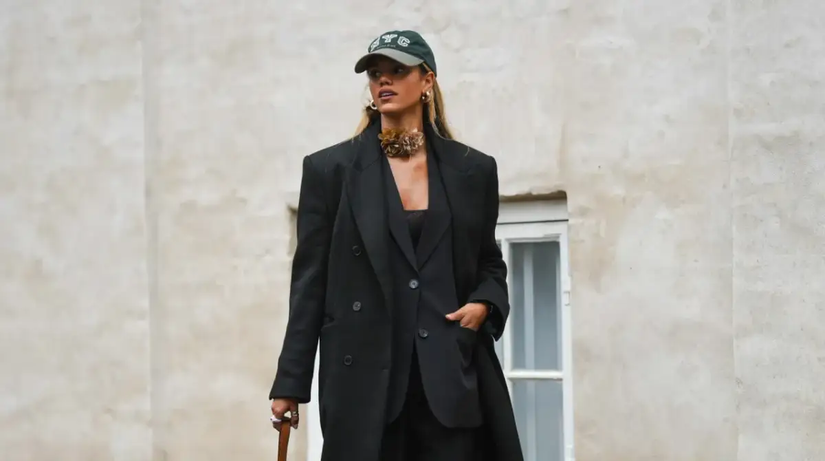 Czapka z daszkiem i długie włosy: Jak nosić ją modnie i wygodnie?