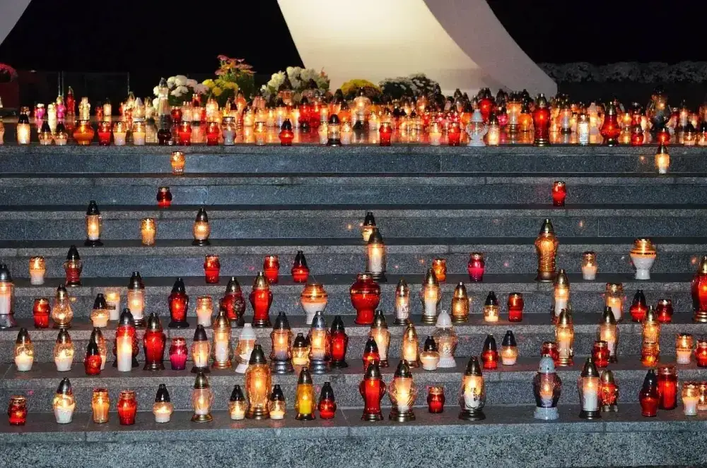 Co daje zmarłemu znicz? Odkryj jego głębokie znaczenie i symbolikę