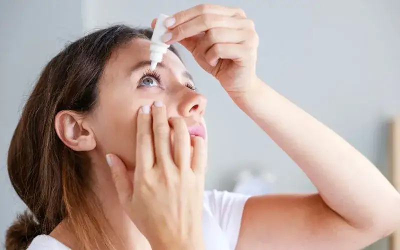 Jak długo zakraplać oczy po operacji zaćmy, by uniknąć komplikacji?