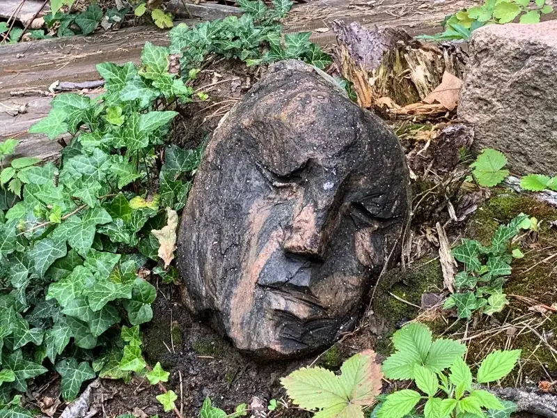 Rzeźby z kamienia polnego - jak emocje ożywiają naturalne piękno