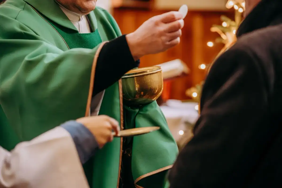 Jak długo można przyjmować komunię bez spowiedzi i uniknąć grzechu?