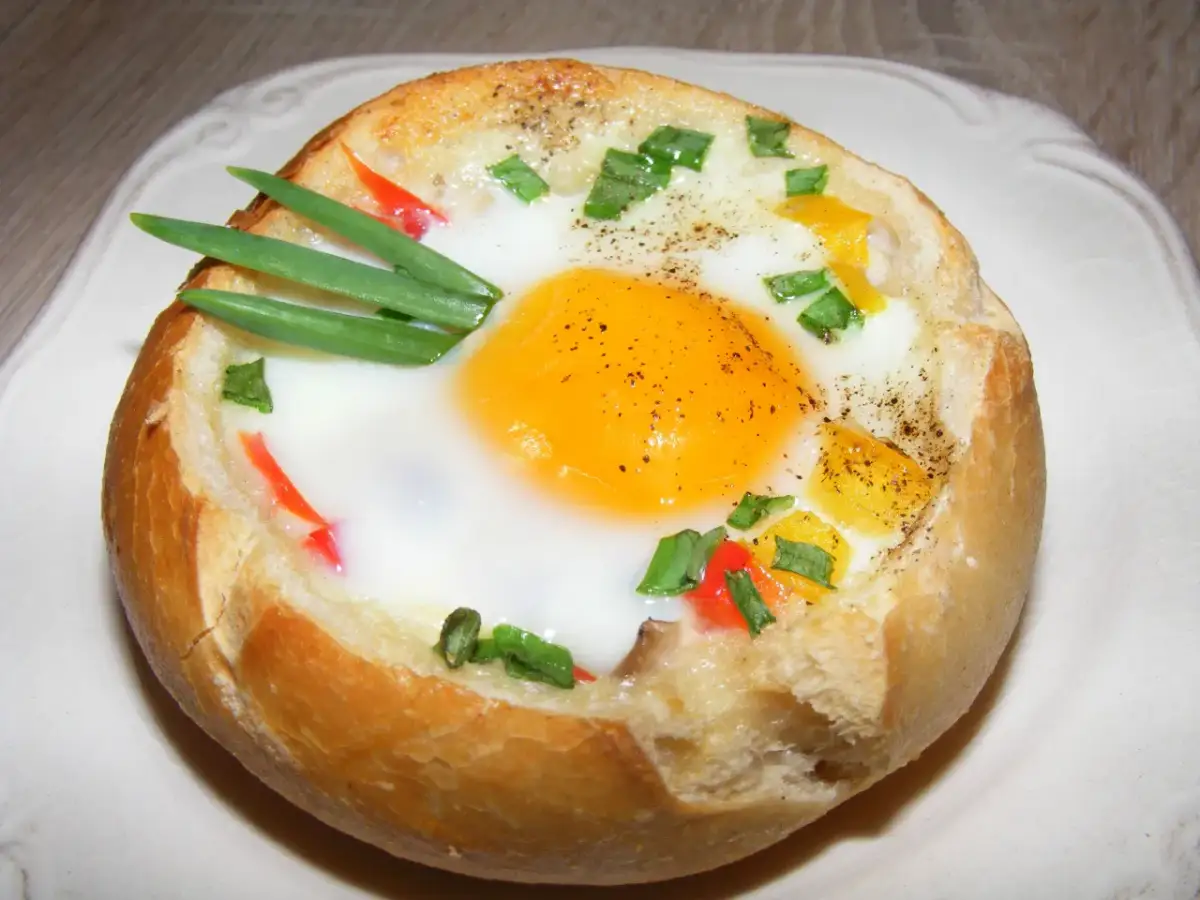 Zapiekanka z jajkiem i serem: Przepis na płynne żółtko i ciągnący ser