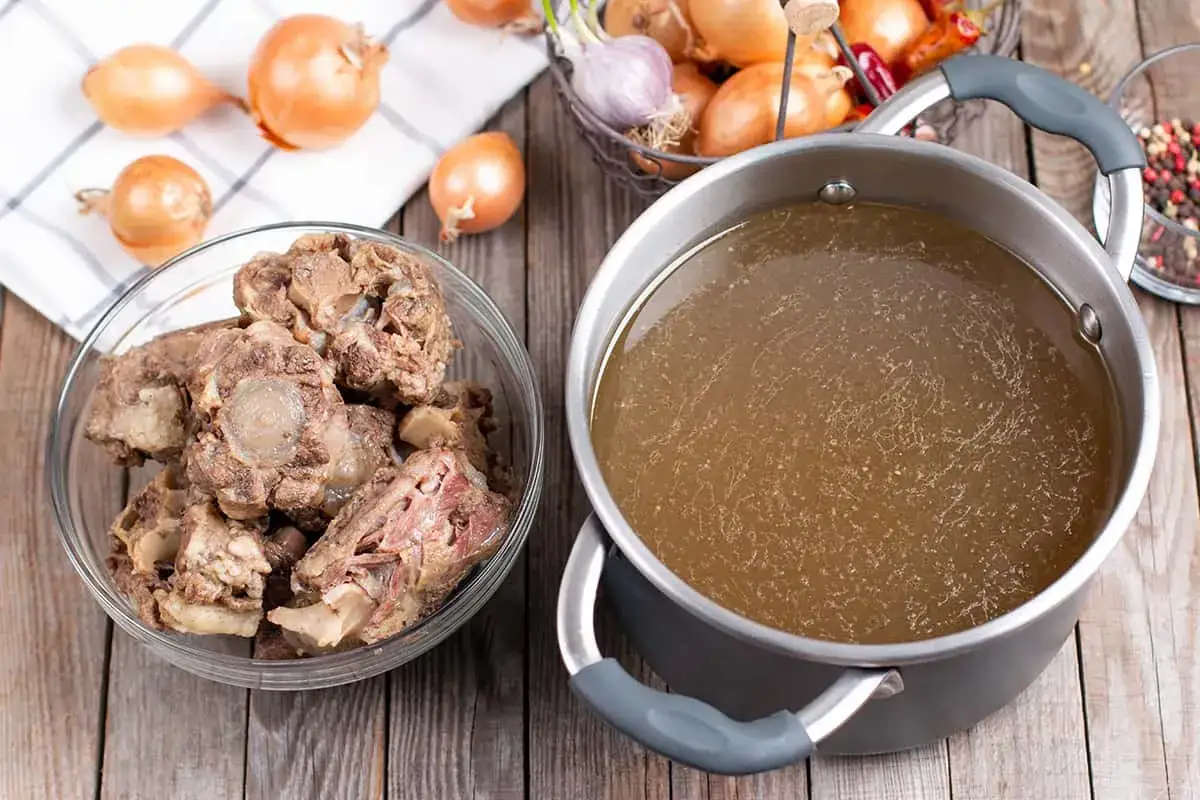 Sopa de huesos: la receta definitiva para colágeno, piel y digestión