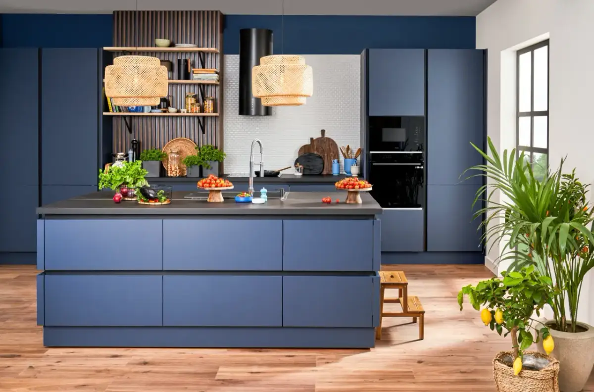 Wyspa kuchenna: otwarte półki czy szafki? Wybierz idealną!