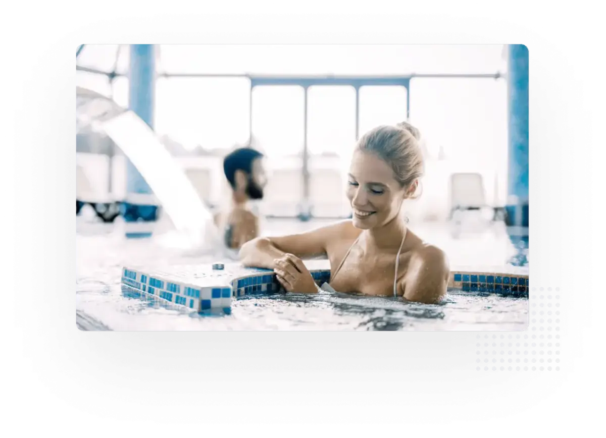 Uśmiechnięta kobieta w basenie multisport. Ile czasu spędzisz na relaksie?