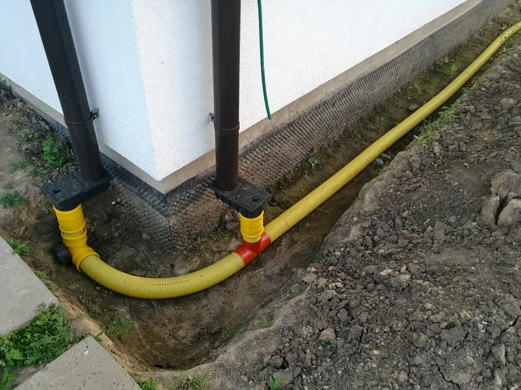 Na jakiej głębokości odprowadzenie wody z rynien? Sprawdź!