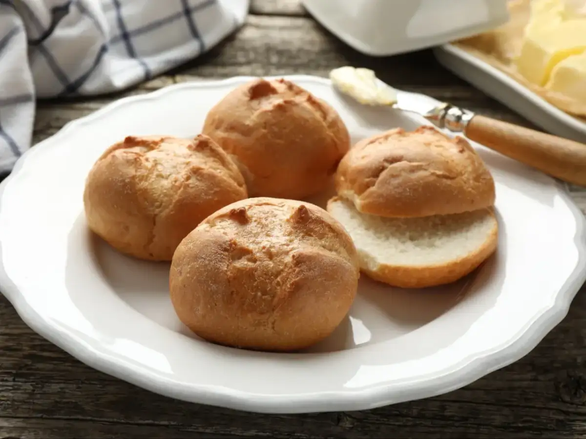 Jak szybko rozmrozić bułki? Chrupiące jak z piekarni!