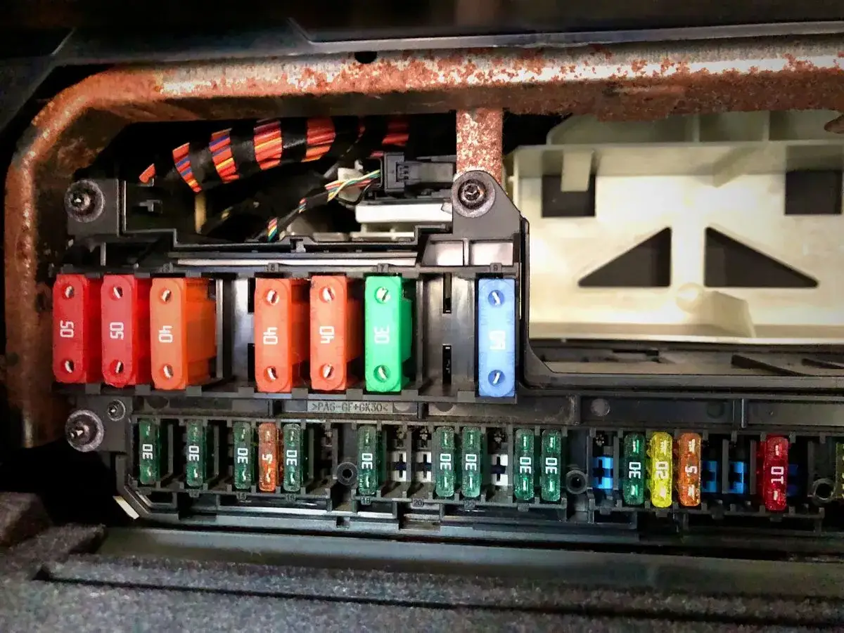 Panel bezpieczników BMW E60. Szukasz, gdzie jest przekaźnik pompy paliwa? Tu są bezpieczniki, ale przekaźnik jest gdzie indziej.