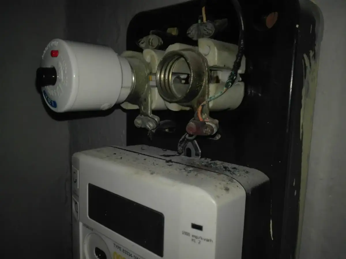 Jak wygląda spalony bezpiecznik? Oto oznaki uszkodzenia, które musisz znać