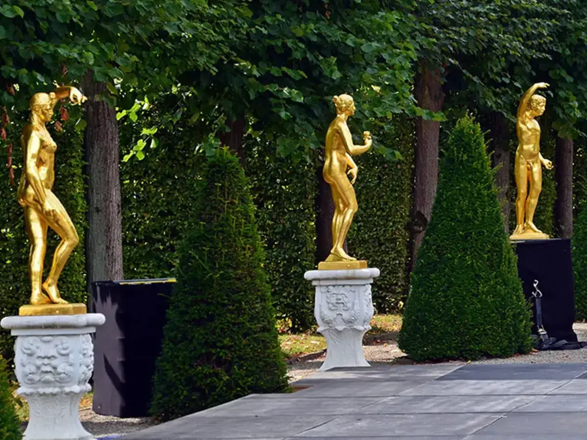 Moderne Gartenskulpturen: Auswahl, Platzierung & Pflege-Tipps