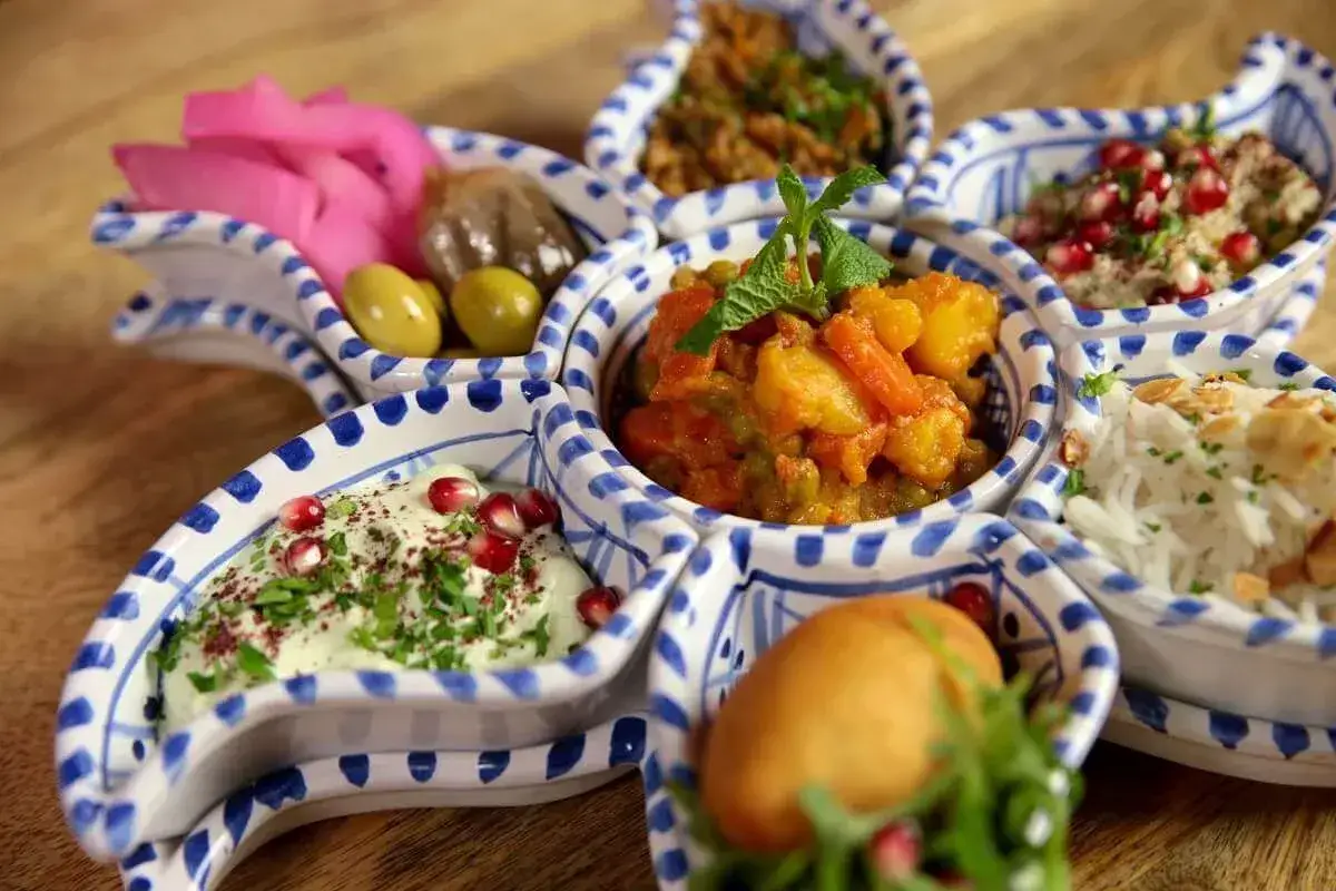 Łazienki Królewskie: Gdzie zjeść? Polecane restauracje i kawiarnie