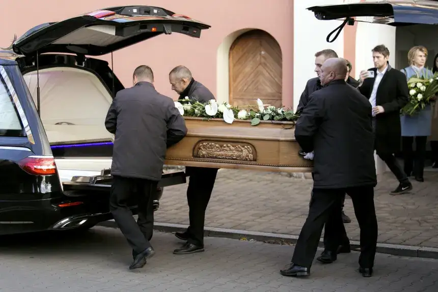 Kto siedzi za trumną w kościele? Zrozumienie tradycji pogrzebowych