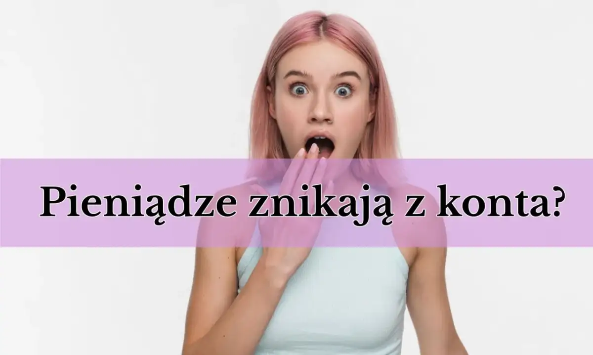 Młoda kobieta z różowymi włosami zszokowana, zakrywająca usta dłonią.