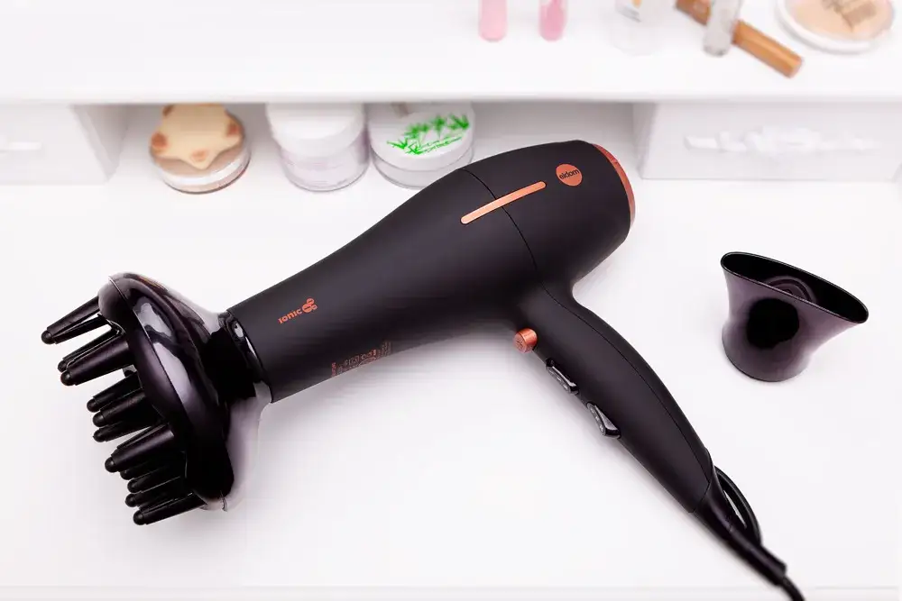 Co to znaczy suszarka do włosów z jonizacją i jej korzyści?