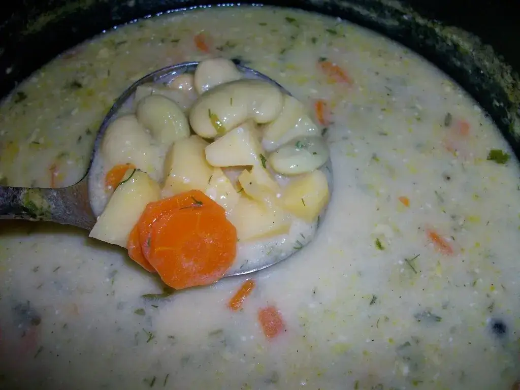 Czy do zupy fasolowej dodaje się śmietanę? Odkryj sekrety smaku