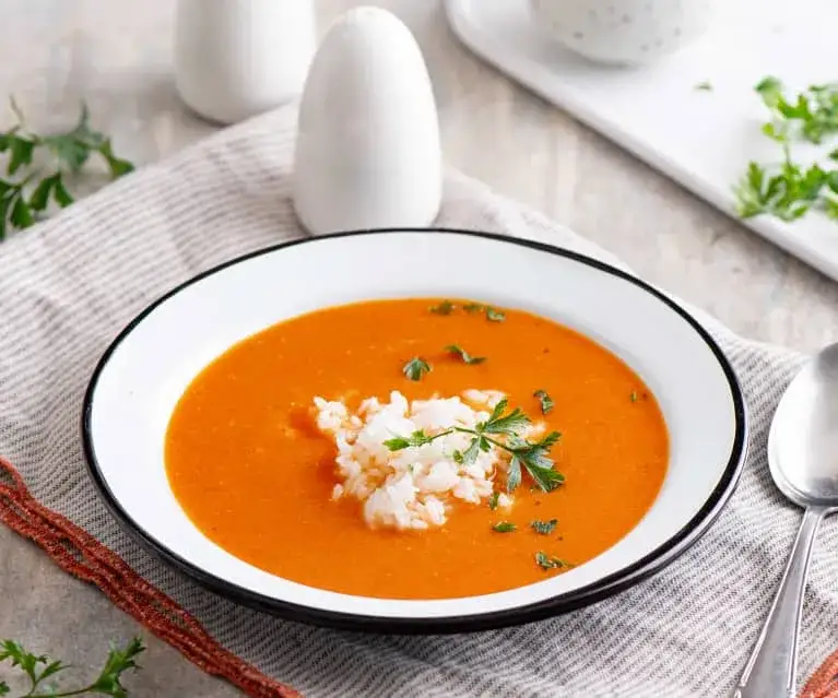 Zupa pomidorowa jak u babci - przepis na smak dzieciństwa