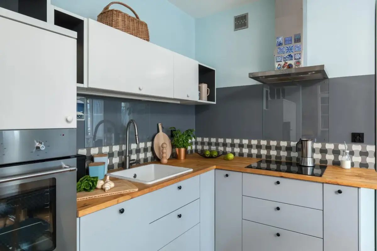 Jak umeblować wąską kuchnię, by zyskać więcej przestrzeni i stylu