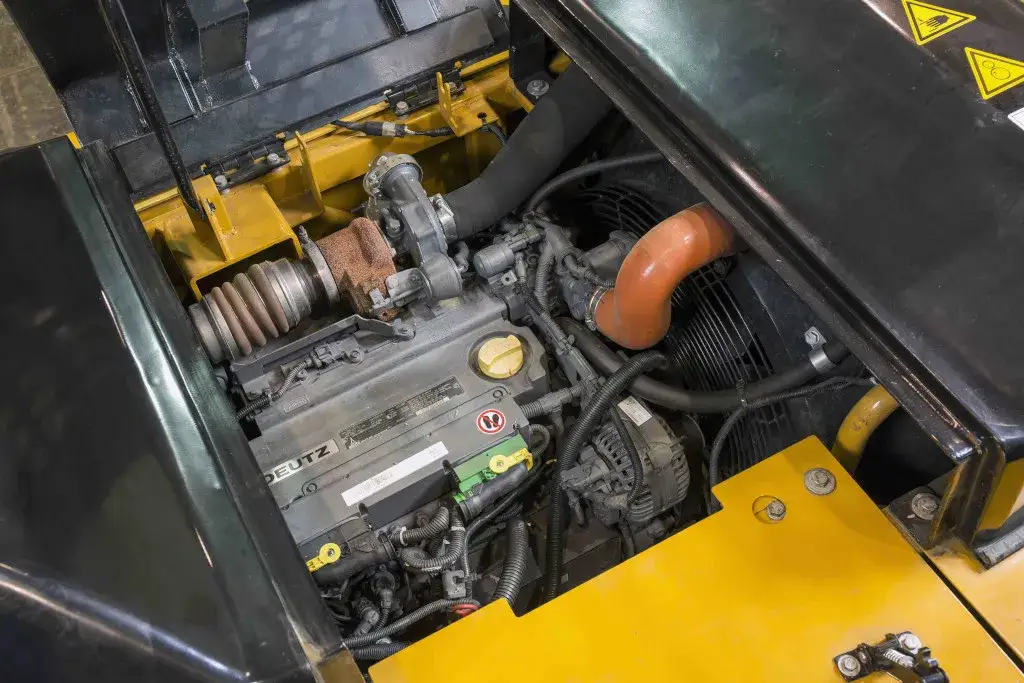 Interwały wymiany oleju w koparce: Jak często? Sprawdź!