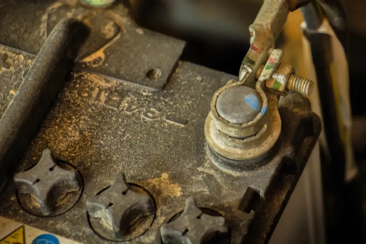 Zabrudzone klemy akumulatora, pytanie czym smarować klemy akumulatora, aby zapobiec korozji i zapewnić dobry kontakt.