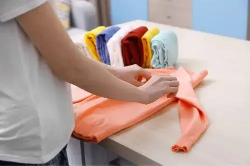 Jak złożyć bluzę, by zaoszczędzić miejsce i uniknąć zagnieceń