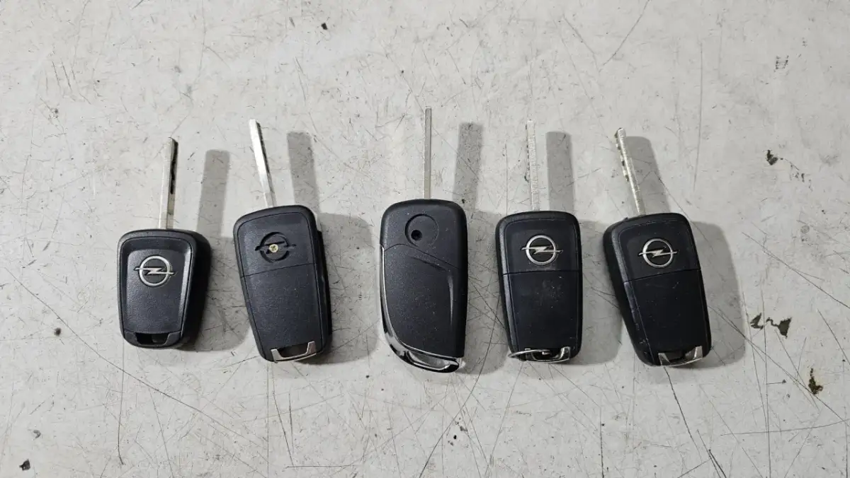 Pięć oryginalnych obudów kluczyków do Opla Astry J, z wysuwanym grotem i logo marki.