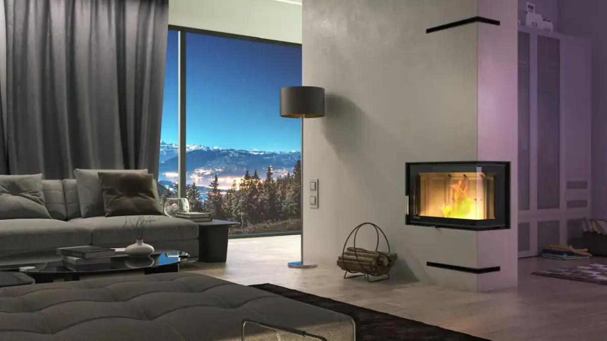 Nowoczesny salon z kominkiem, sofą i widokiem na nocne góry.