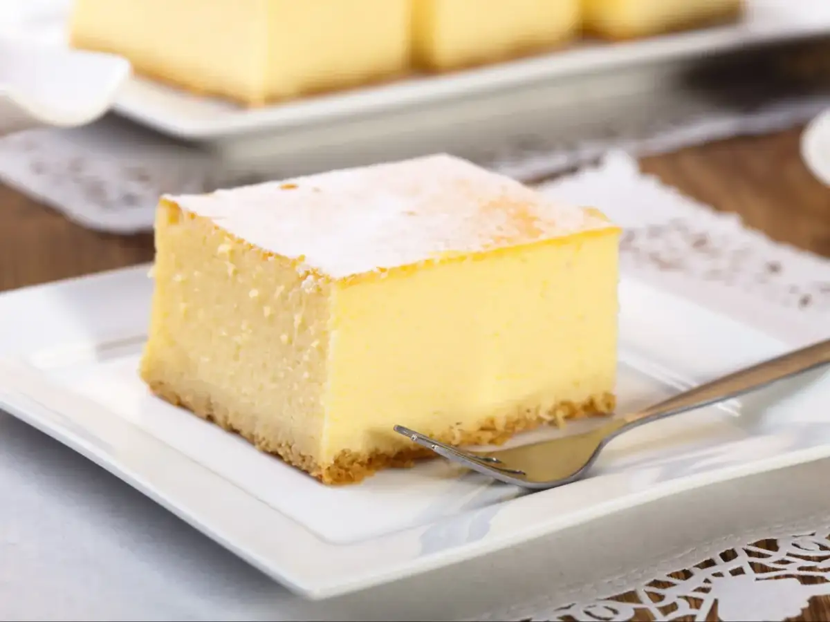 Puszysty sernik na kruchym spodzie, posypany cukrem pudrem. Idealny przepis na sernik tradycyjny, który zachwyci każdego.