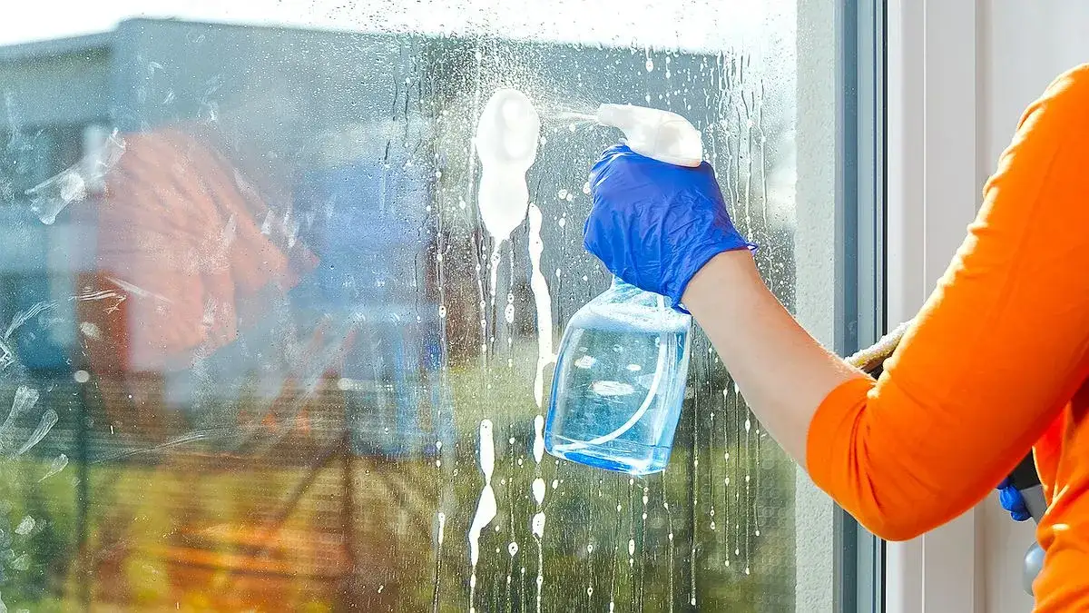 Mycie okien: Cennik 2024. Ile kosztuje i od czego zależy cena?