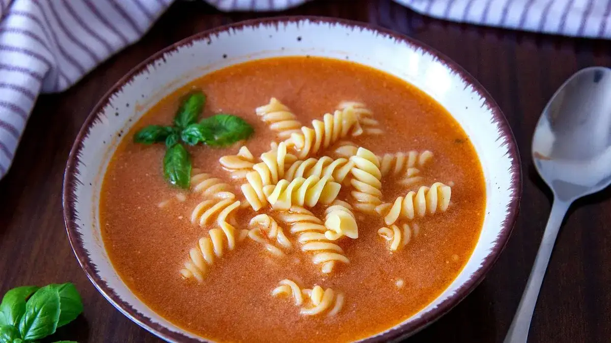 Jakie zioła do zupy pomidorowej? Sekret głębi smaku