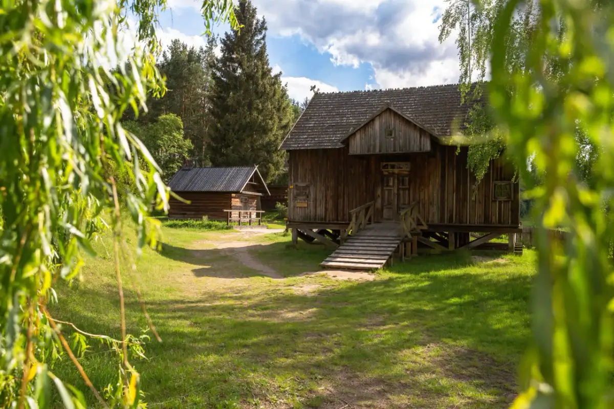 Skansen Kurpiowski w Nowogrodzie: Wszystko, co musisz wiedzieć przed wizytą