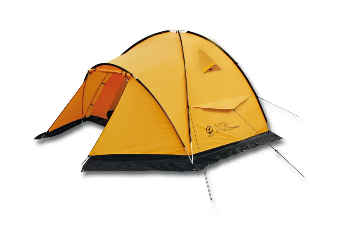 Pomarańczowy namiot ekspedycyjny K2. Zastanawiasz się, jaki namiot wybrać na wyprawę? Ten model sprawdzi się w trudnych warunkach.