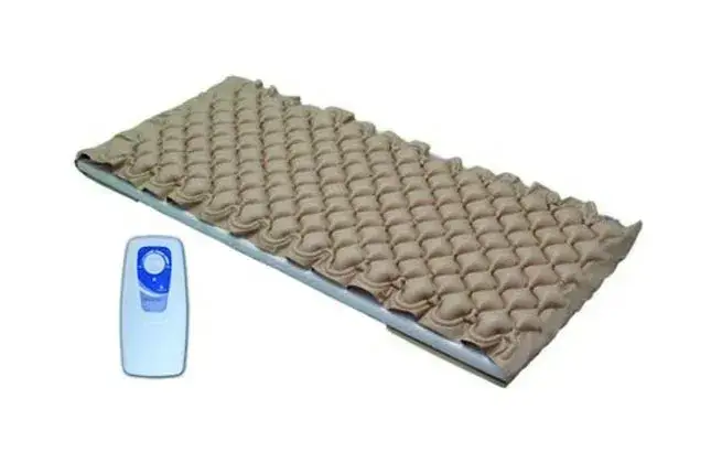 Jak działa materac przeciwodleżynowy i jak zapobiega odleżynom