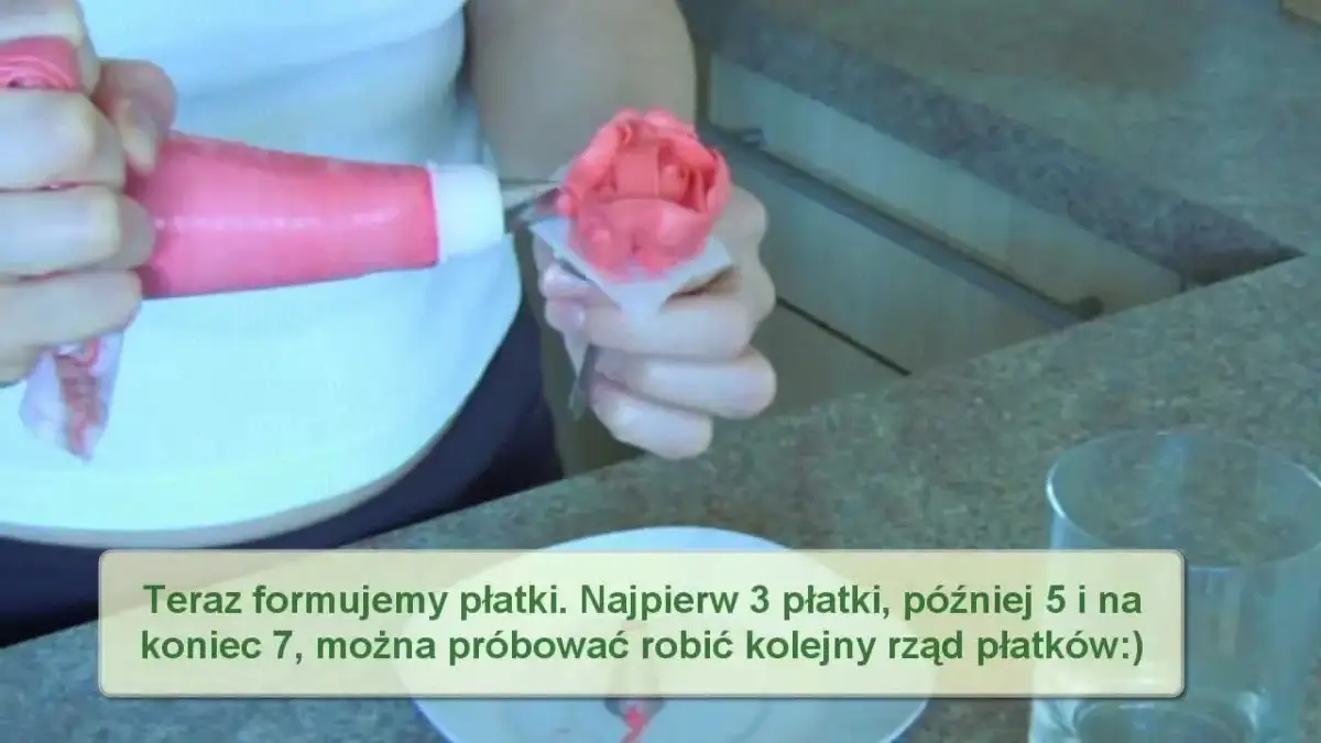 Róże z kremu na serniku: Krok po kroku do perfekcyjnej dekoracji