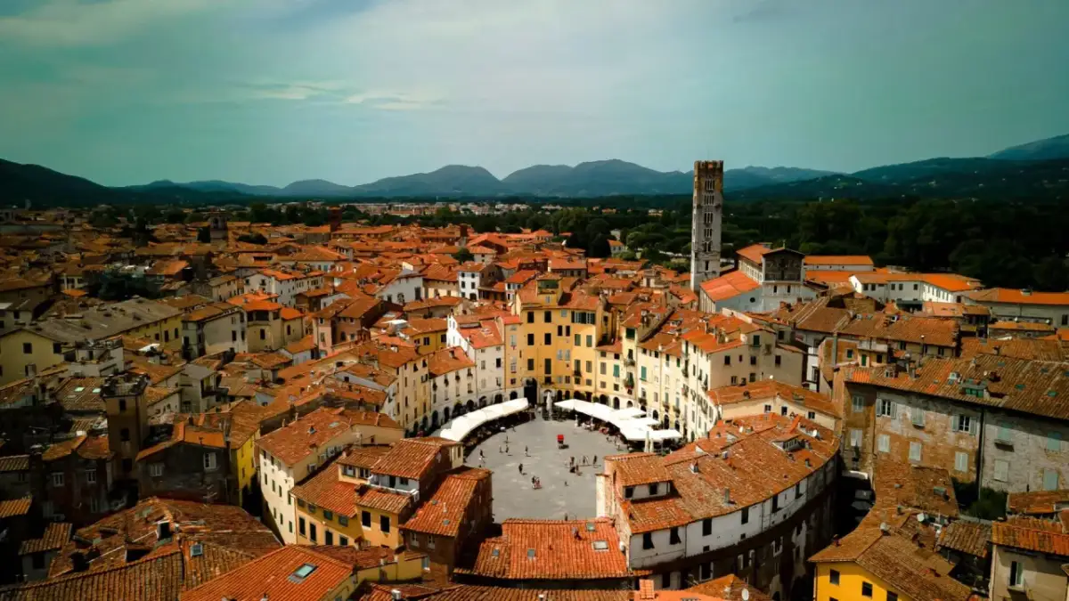 Widok na Piazza dell'Anfiteatro w Lukce. To idealne miejsce, by poczuć atmosferę miasta i zobaczyć, co warto zobaczyć.