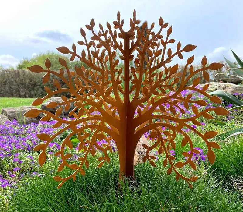 Rostige Skulpturen für den Garten: Trends, Kaufberatung & Pflege