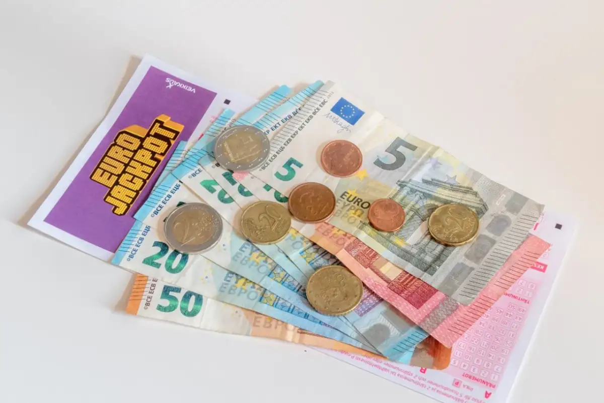 Kupon Eurojackpot, banknoty euro i monety.