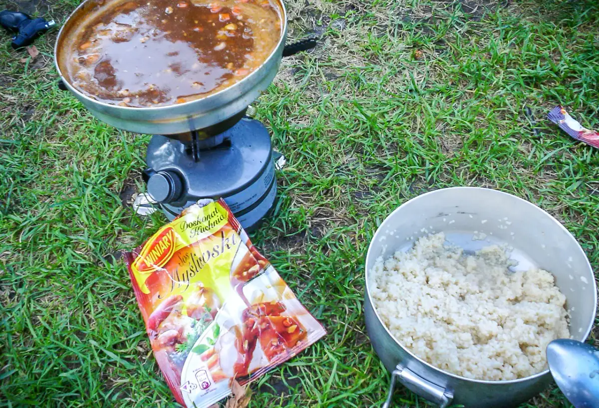 Co jeść pod namiotem? Praktyczne porady na łatwe i sycące posiłki na biwak