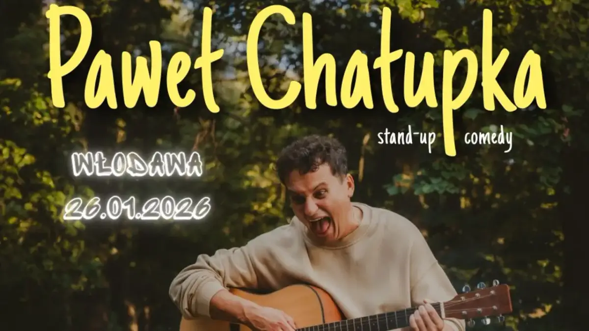 Paweł Chałupka stand up w Włodawie 26.01.2026. Komik z gitarą, wesoło śpiewa i gra.