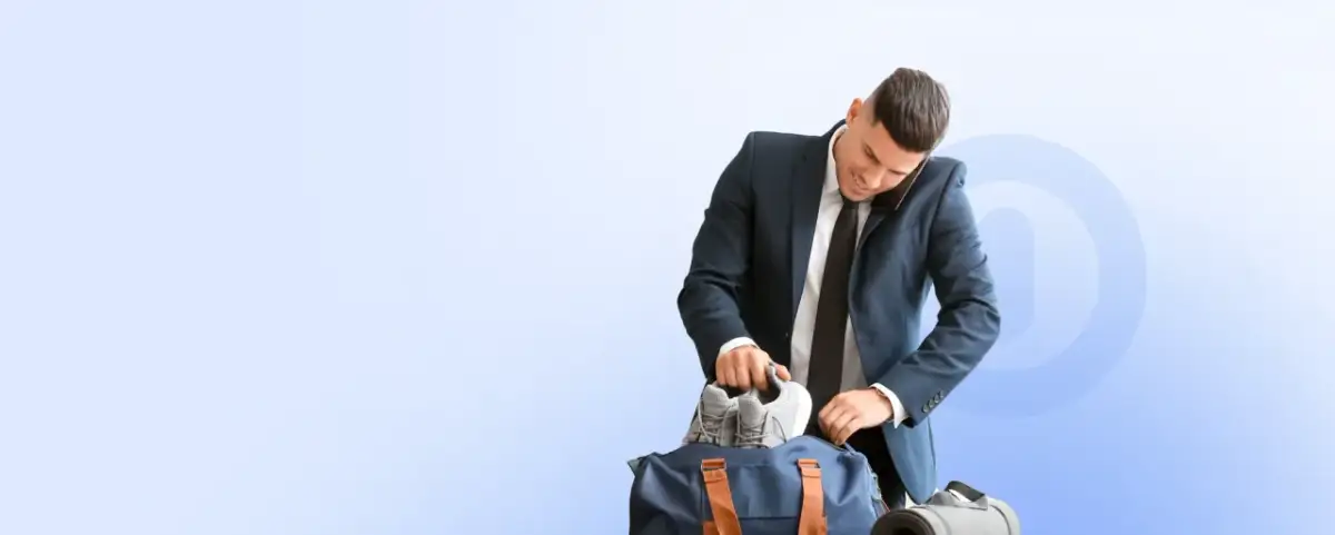 Biznesmen pakuje buty do torby sportowej, zastanawiając się, co ile godzin można korzystać z Multisport Plus.